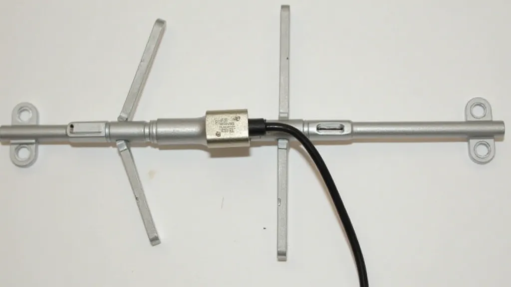 Connecting coaxial cable to the center of the dipole